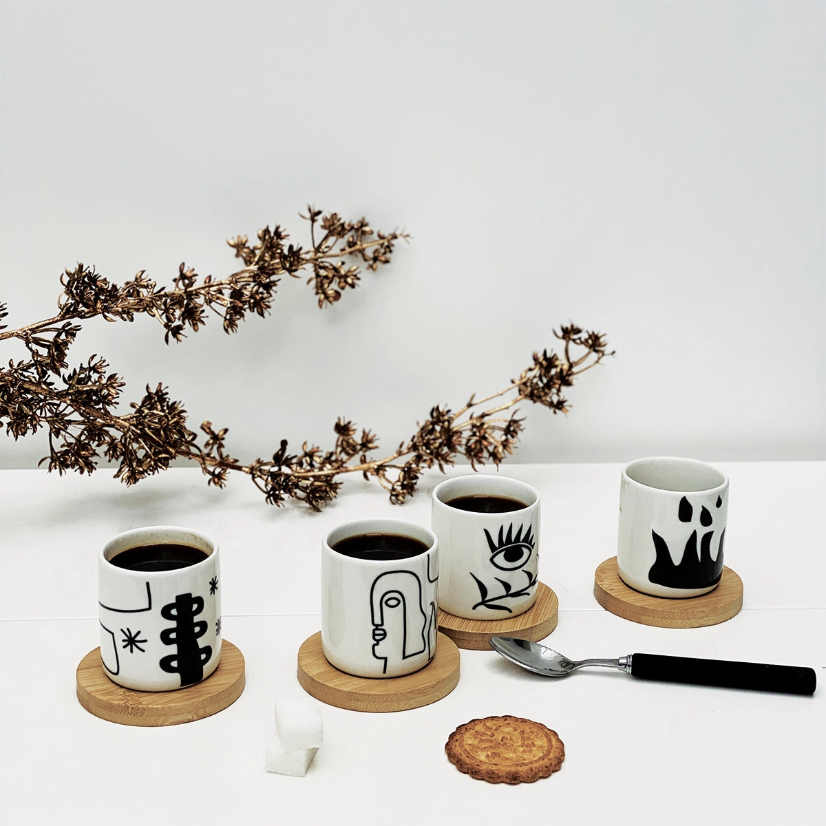 Set de 4 gobelets Art noir D5,7 H6,5cm (avec sous-tasses)